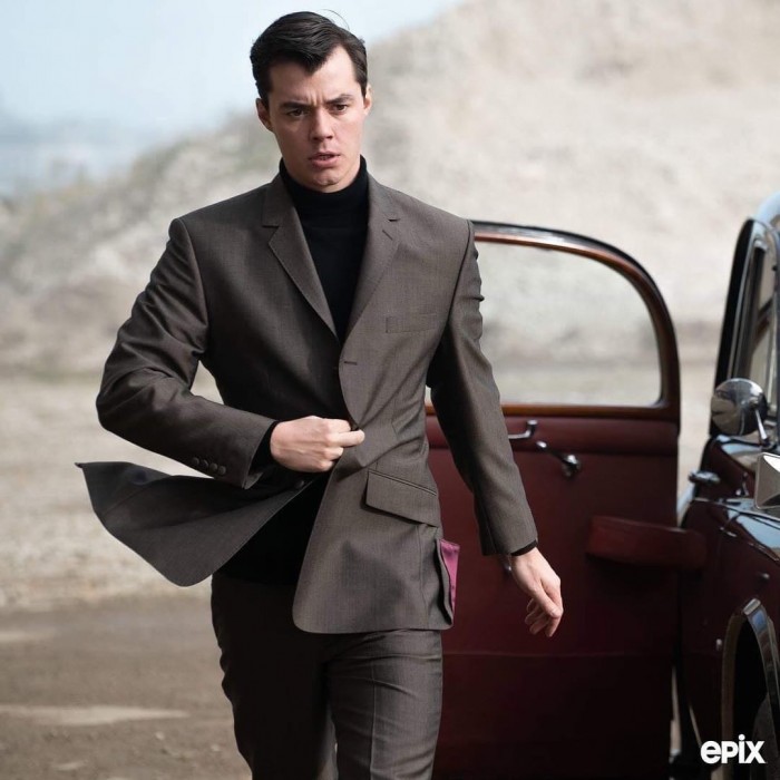 Dizinin yapımcılığını ve yazarlığını Gotham'ın yaratıcısı Bruno Heller üstlenirken, Pennyworth'ü bir ara ismi Bond rolüyle geçen Jack Bannon canlandırıyor.  アルフレッドが主人公のバットマン前日譚ドラマ